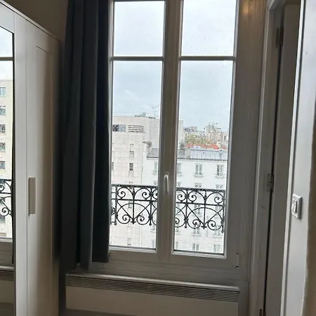 Sunshine Near Eiffel Tower باريس